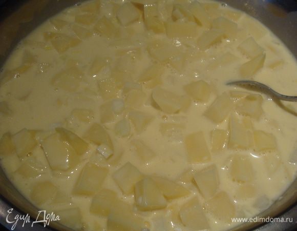 Картофель посолить, поперчить, влить яично-молочную смесь, перемешать.