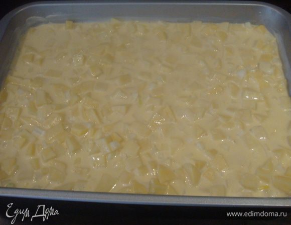 Форму смазать маслом, переложить картофель в форму. Выпекать 30 минут в заранее разогретой духовке до 200°С.