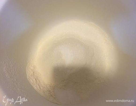 В миске смешать сухие ингредиенты.