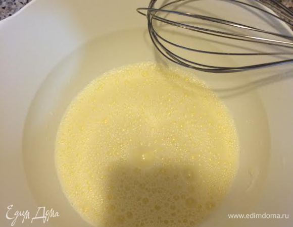 Отдельно слегка взбить молоко, яйцо и масло.
