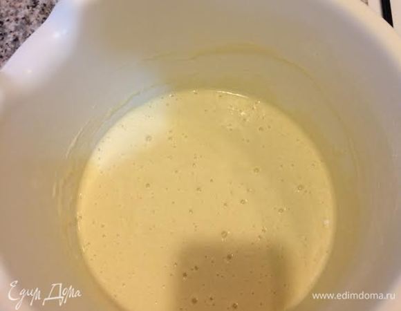 Добавить жидкие ингредиенты в сухие и перемешать венчиком.