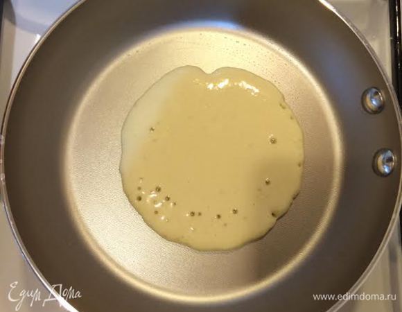 Разогреть сковороду, смазать ее слегка маслом (как когда мы жарим блины). Выложить тесто и жарить, пока на поверхности не образуются пузырьки.