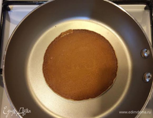 Перевернуть и жарить еще 1 минуту.