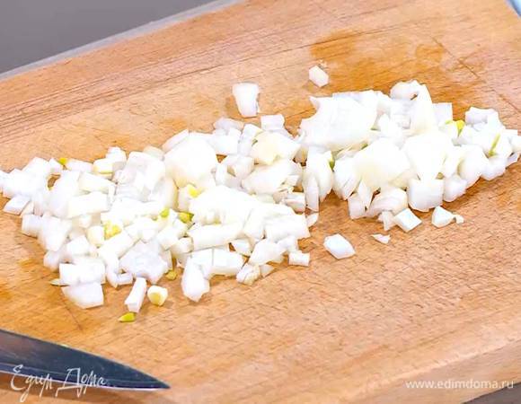 Лук и чеснок почистить и мелко порубить.