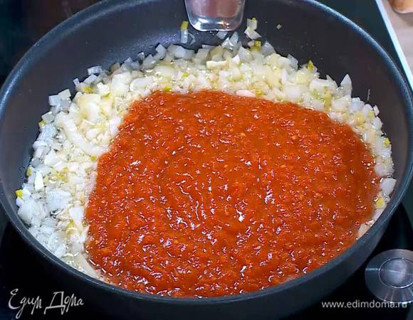 Добавить помидоры, сахар и пасту чили, посолить и перемешать.