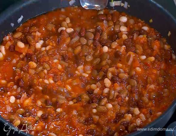Добавить всю готовую фасоль и продолжать прогревать на среднем огне.