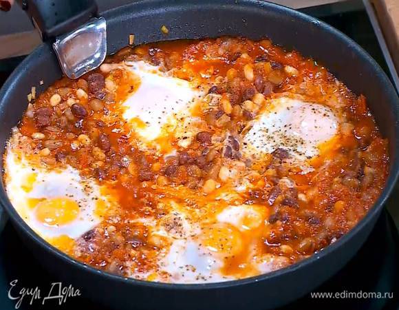 Отправить сковороду под разогретый гриль на 3‒4 минуты.