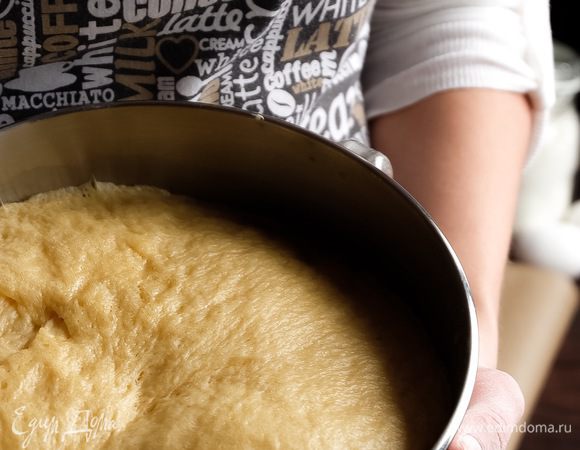 Через 1,5-2 часа тесто должно увеличиться в 2-3 раза. Его нужно переложить на рабочую поверхность, подпыленную мукой, обмять, и можно сразу формировать изделия.