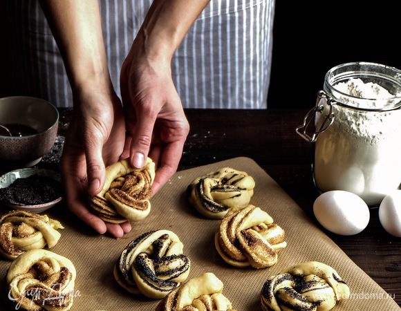 Булочки уложить на противень, застеленный бумагой для выпечки.
Дать 15-20 минут на расстойку булочек в теплом месте.