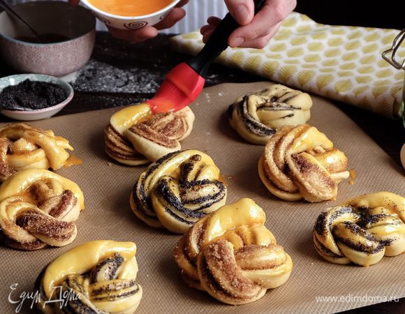 Каждую булочку смазать взбитым яйцом (помните, осталось 1/2 яйца от теста).