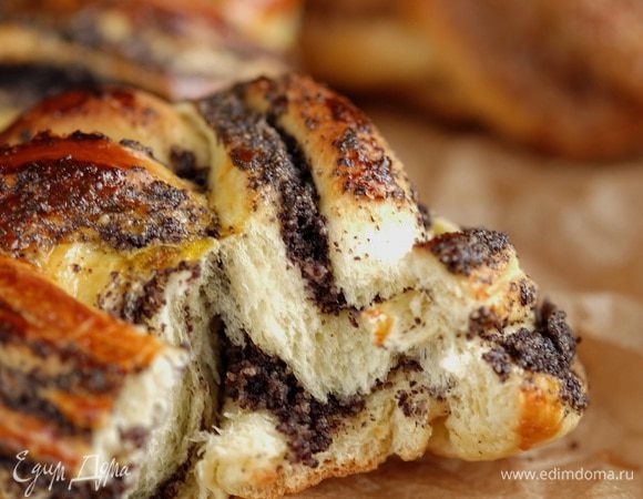 Заранее хорошо разогреть духовку до 180°С. Выпекать около 30 минут до красивого румяного глянца. Если вы хоть раз сделаете эти булочки, поверьте, этот раз будет точно не последним. На фото видно, какая воздушная текстура у уже готовых булочек!