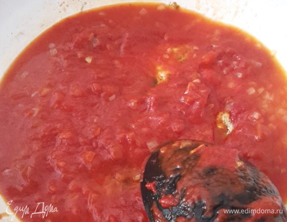 Пока это все варится, необходимо обжарить лук до прозрачности, затем добавить в него томатную пасту, немого воды (около 100 мл). Ориентируетесь по количеству томатной пасты. Оставить на огне еще несколько минут, чтобы получилась однородная смесь и вода немного испарилась.