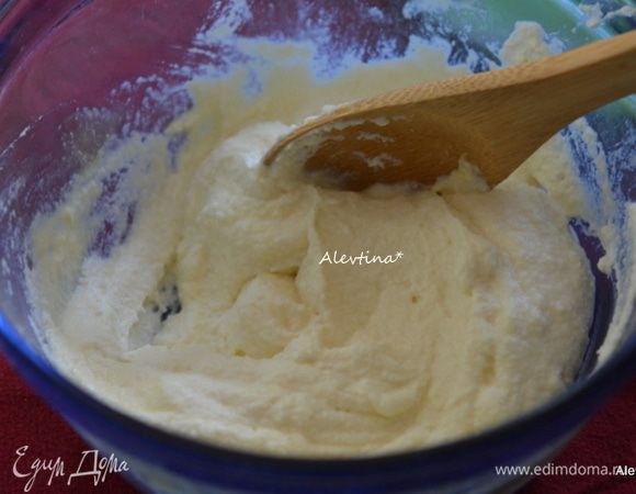 Смешать рикотту и яйцо.