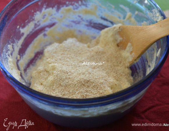 Банан нарезать кусочками. Добавить в рикотту. Затем сахар, муку и манку. Манку я использовала быстрого приготовления.