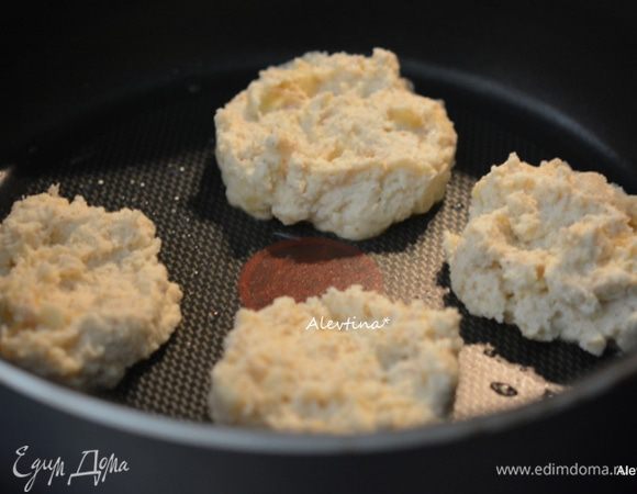 Сковороду хорошо разогреть. Добавить растительное масло. Сформировать тесто в сырники. И выпекать с 2-х сторон.