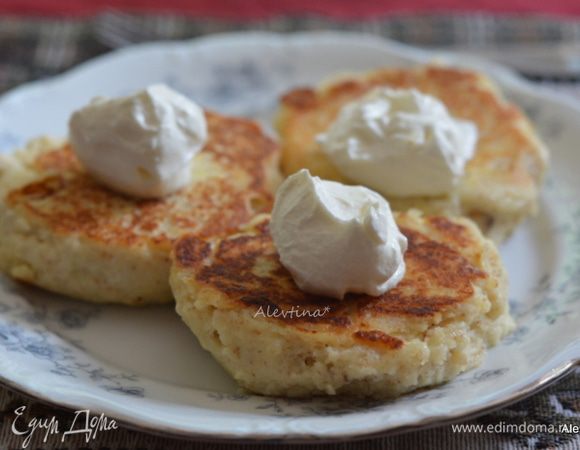 Подаем со сметаной. Нежный и полезный завтрак.
