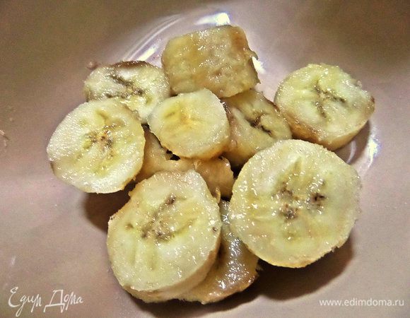 Переспелый банан размять вилкой.