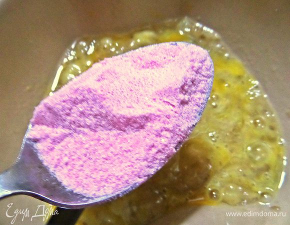 Всыпать крахмал или сухой клюквенный кисель.