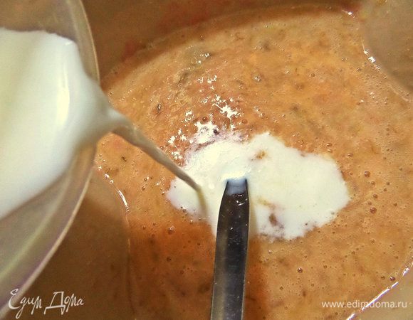 Вливаем молоко.