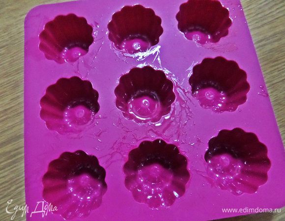 Можно запечь порционно или вот в такой силиконовой формочке. На всякий случай смазала маслом без запаха.