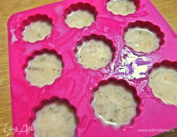 Разливаем массу не до краев и ставим в микроволновку пока на минуту при 750W. Средний был уже готов. Поставила еще на минуту и тогда все остальные пропеклись.