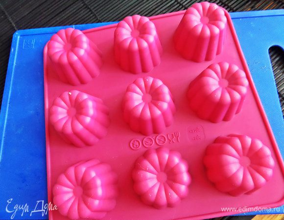 Накрываем доской или тарелкой и переворачиваем формочку.