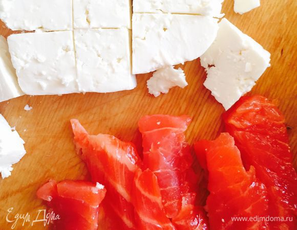 Нарежьте сыр кубиками, а рыбу ломтиками.