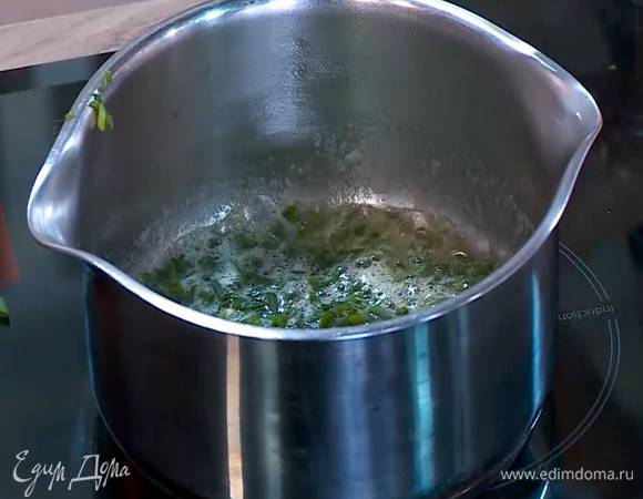 Зеленый лук мелко порезать наискосок, добавить в растопленное масло и прогревать пару минут.