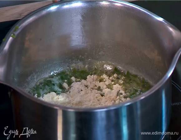 Всыпать кукурузную муку и перемешать.