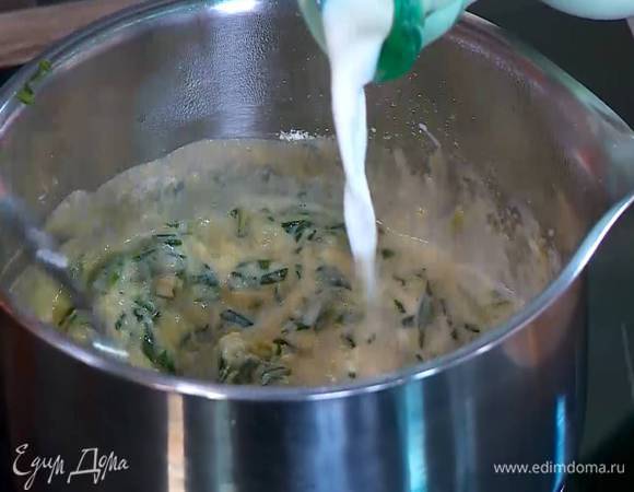 Непрерывно перемешивая, влить молоко и заварить массу.