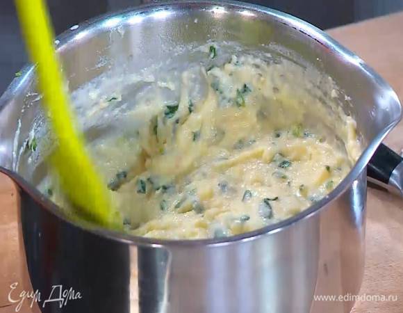 Натереть на крупной терке 80 г сыра, добавить в кастрюлю и, помешивая, дать ему расплавиться.
