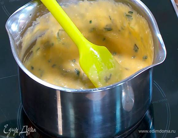 Снять сырную массу с огня и, непрерывно перемешивая, по одному добавить в нее желтки.