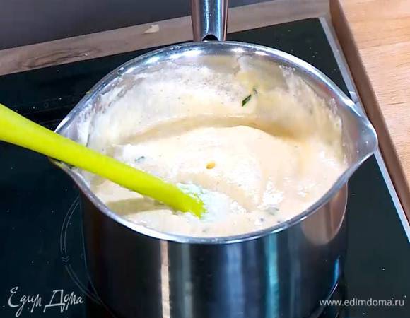 Белки посолить, взбить в пышную пену, порциями ввести в сырную массу и вымешать.