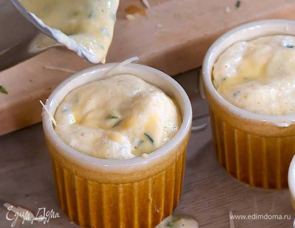 Разложить сливочную массу в формы и посыпать сверху оставшимся сыром.