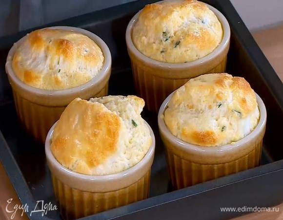 Выпекать суфле в разогретой духовке 12‒15 минут.