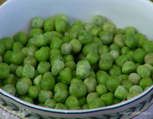 Зеленый горошек предварительно разморозить.