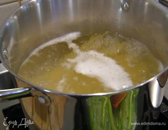 Спагетти отваривать в подсоленной воде на 1‒2 минуты меньше, чем указано на упаковке.