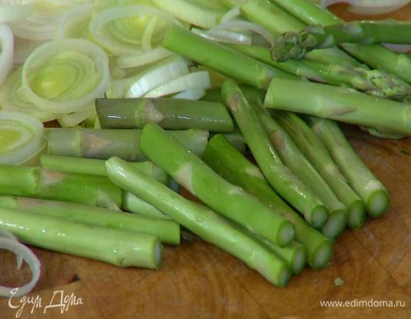 У спаржи удалить грубую часть и разрезать стебли на несколько частей.