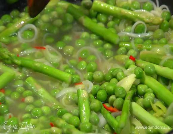 Перец чили, удалив семена, нарезать тонкими полосками, добавить к овощам и прогреть.