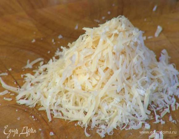 Сыр натереть на мелкой терке.