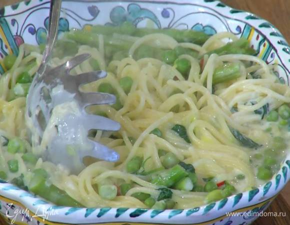 Пасту выложить на блюдо, добавить сметану, сыр и все перемешать.