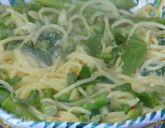 Базилик порвать руками и посыпать пасту.