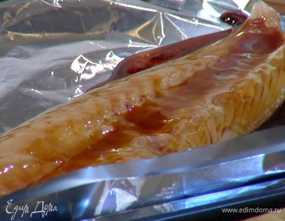 Полить рыбу кленовым сиропом и соевым соусом, скрепить края фольги.