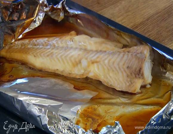Отправить рыбу под разогретый гриль, через 7‒10 минут раскрыть карман и запекать рыбу еще пару минут до образования золотистой корочки.