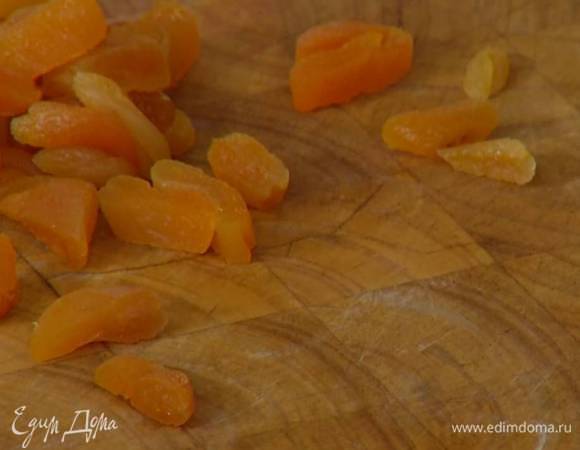 Курагу порезать небольшими кусочками.