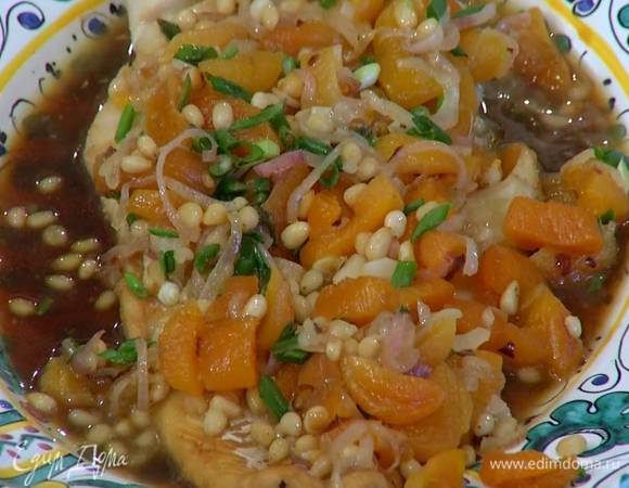 Готовую рыбу переложить на блюдо вместе с выделившимся соком, сверху выложить соус.