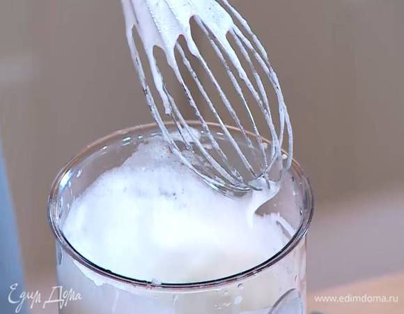 Взбить белки в плотную пену.