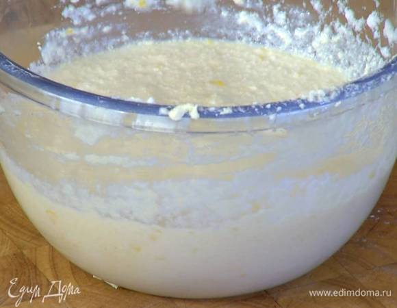 Молоко влить в тесто тонкой струйкой, еще раз все перемешать.