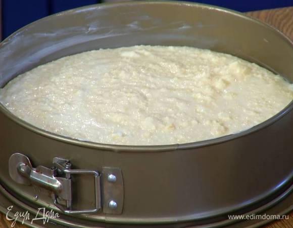 Разъемную форму для выпечки смазать оставшимся сливочным маслом и вылить тесто.