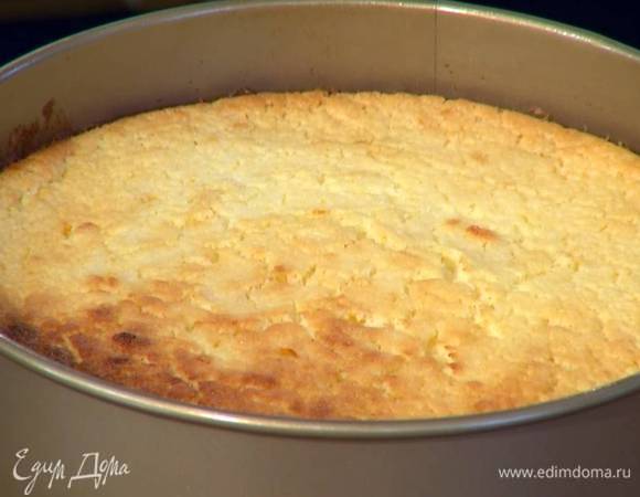 Выпекать пирог в разогретой духовке 20‒25 минут.